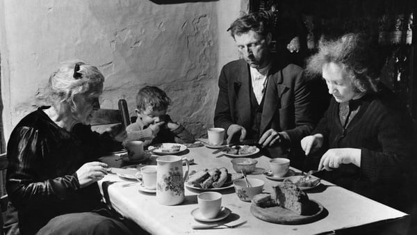 Dan Baker and family eating dinner during the Emergency. Photo: Hulton-Deutsch Collection/Corbis via Getty Images