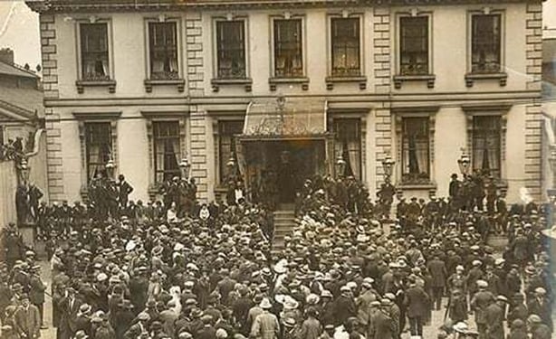 A crowd gathered outside the Mansion House in Dublin, one day before a truce was signed in the War of Independence, 1921 Photo: National Library of Ireland, HOG116