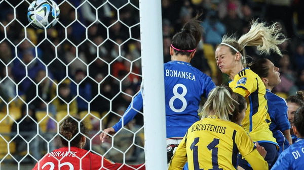 Amanda Ilestedt (R) heads her second and Sweden's fourth goal