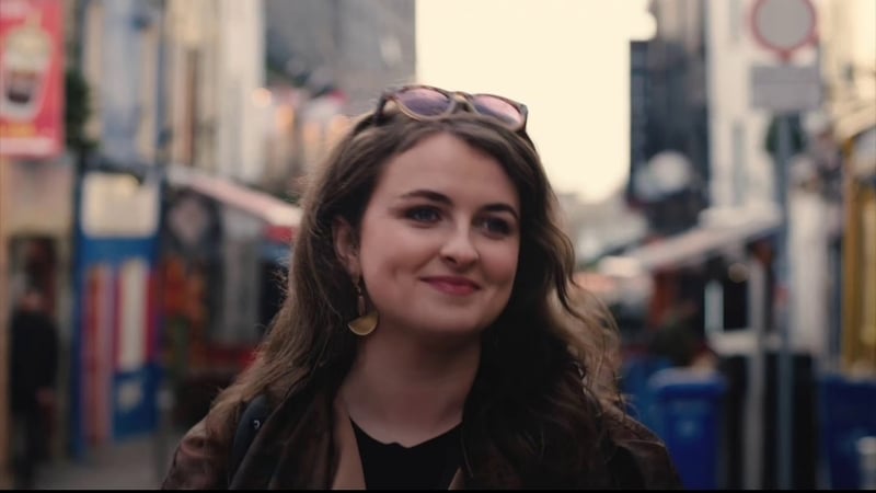 Róisín Ní Mhaoláin, léirmheastóir.