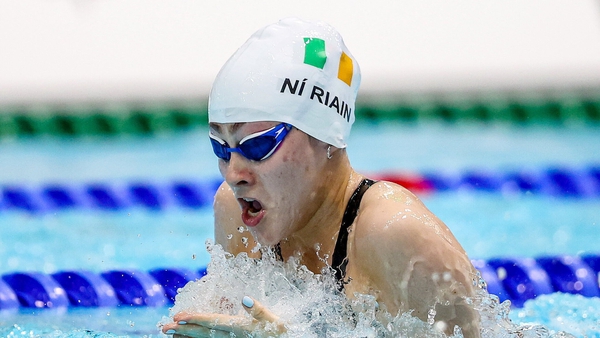 Róisín Ní Riain competing in the 100m breaststroke final