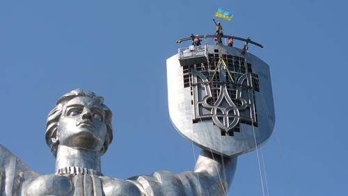 Ukraine Removes Soviet Symbols On Monument In Kyiv