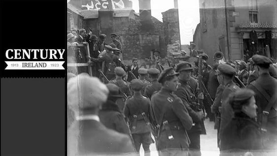 Century Ireland Iss ue 263, Soldiers gather around Eamon de Valera Photo: National Library of Ireland, INDH554