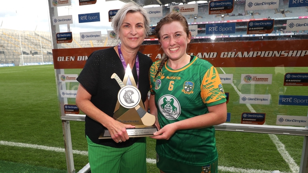 Tara Flynn of Glen Dimplex presents the player of the match award to Maeve Clinch last Sunday