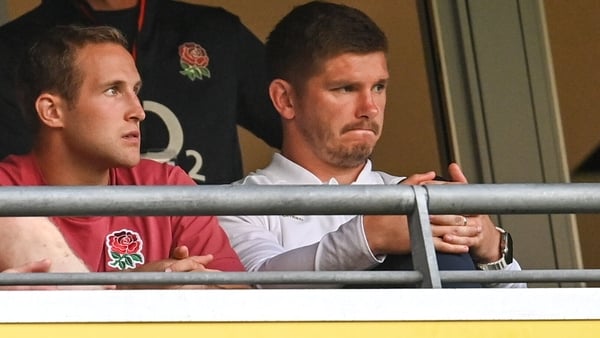 Owen Farrell (r) looks on as Billy Vunipola was shown a red card