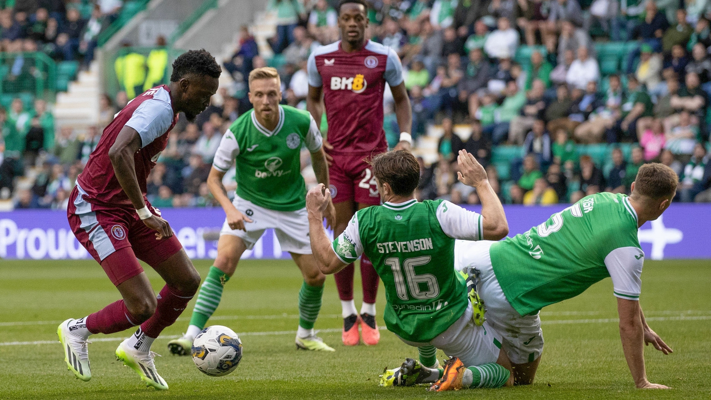 Football: Soccer-Watkins heads late equaliser as Aston Villa draw