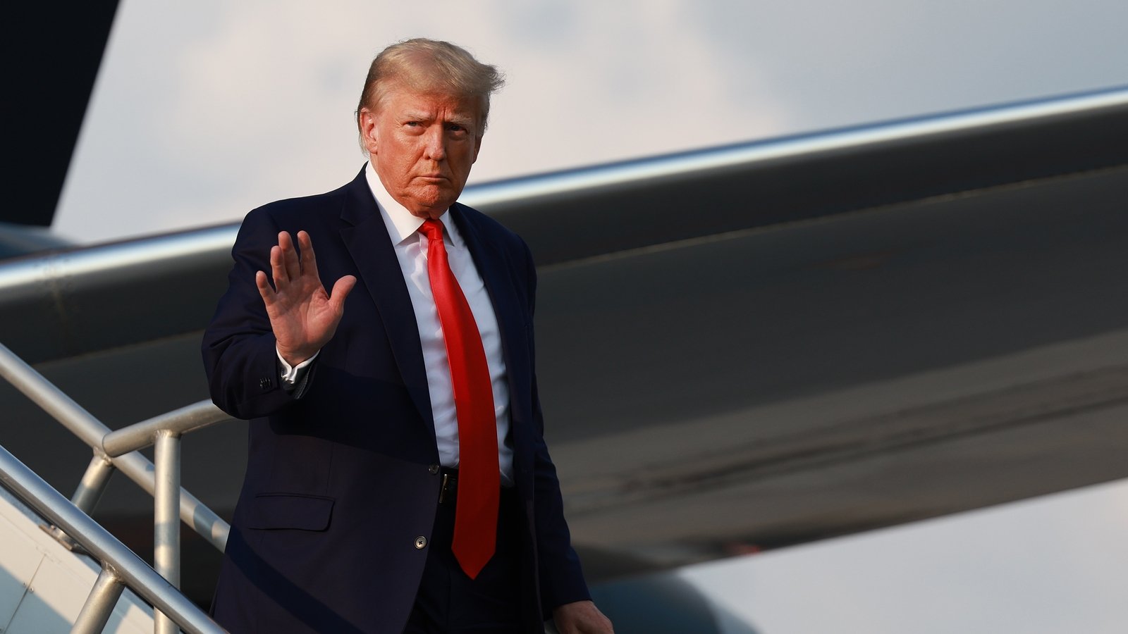 Judge temporarily halts fraud trial against Trump
