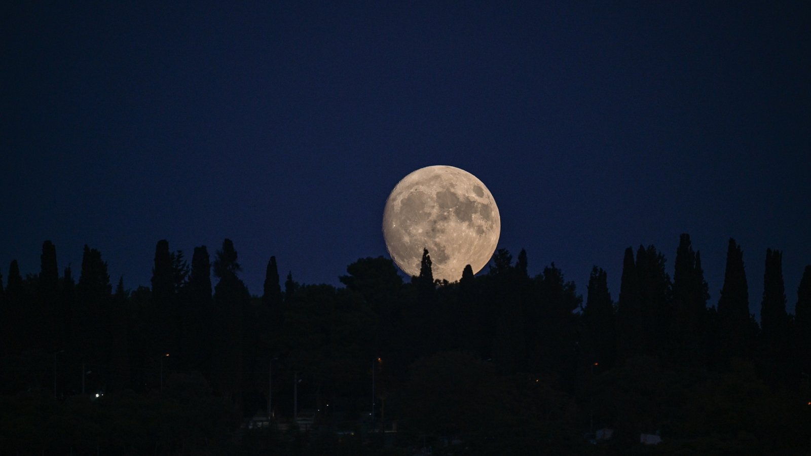 'Exceedingly rare' super blue moon visible tonight