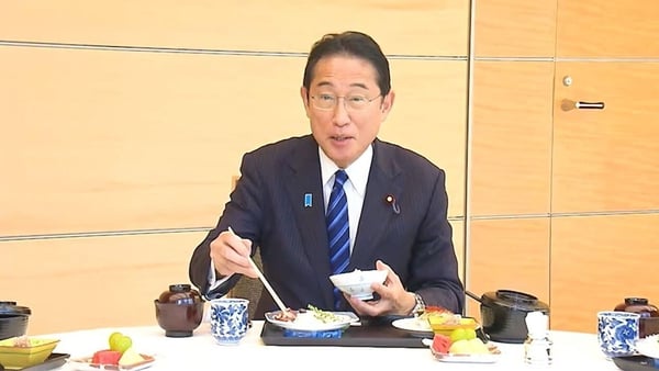 A clip showing Fumio Kishida eating the fish was published on social media by his office