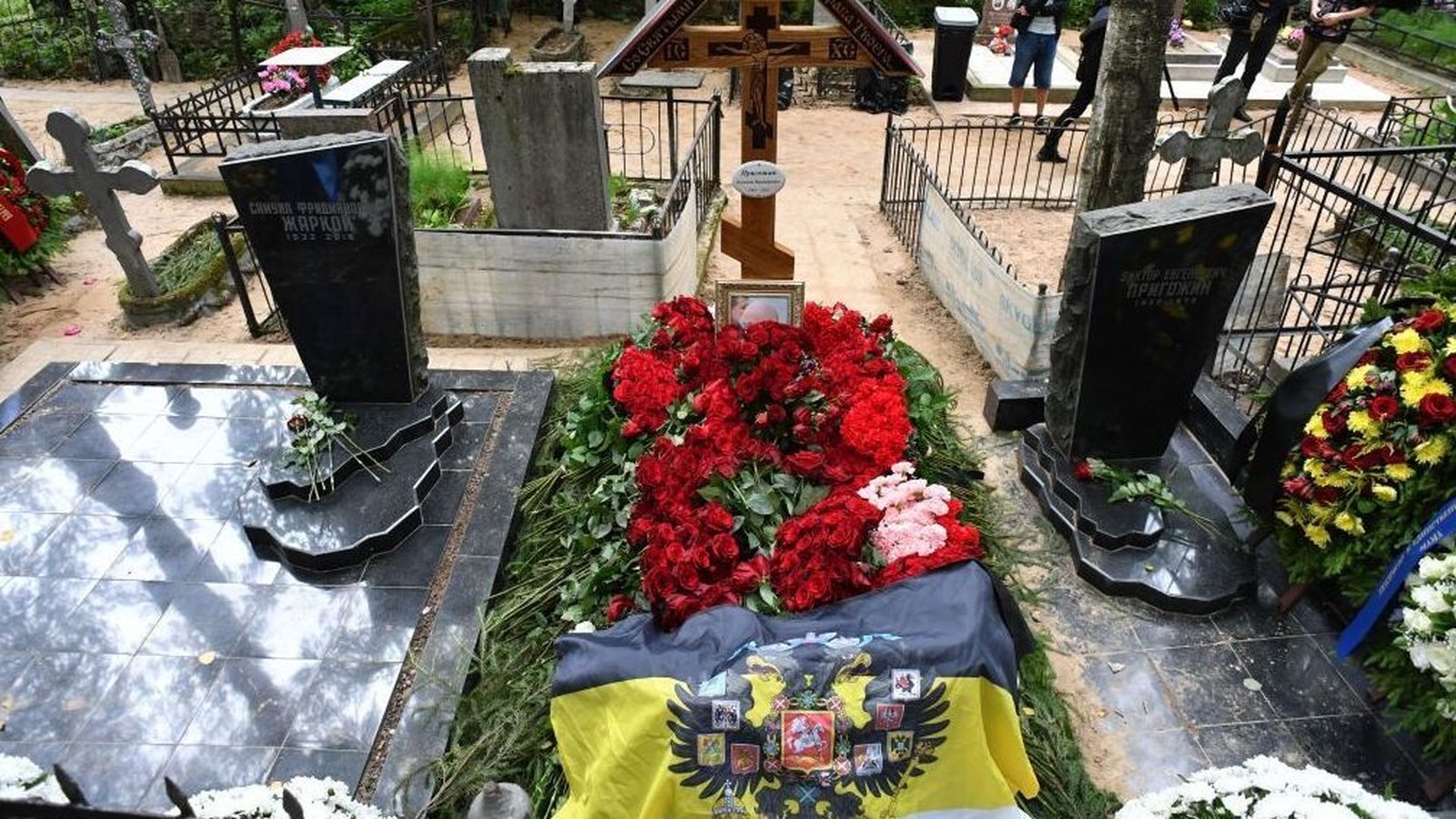 Yevgeny Prigozhin followers visit grave to hail a hero