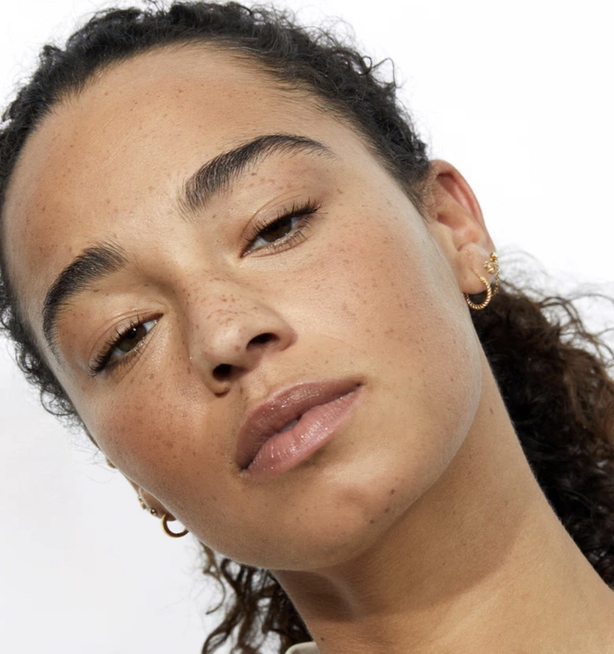 model with clean girl aesthetic make-up