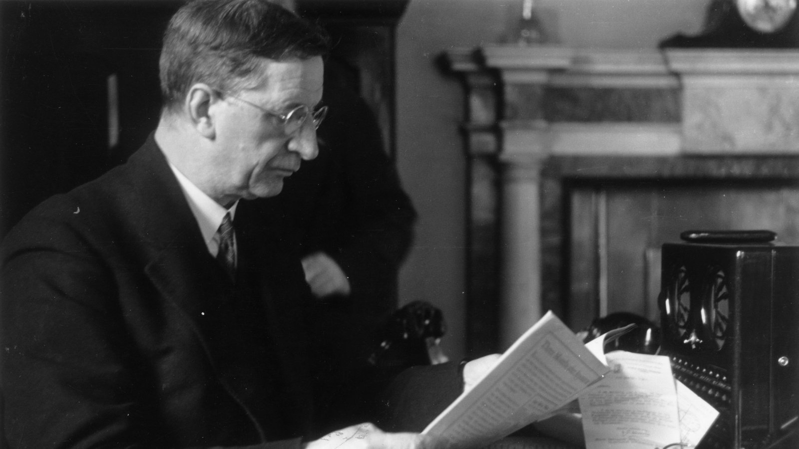 Why did de Valera offer condolences after Hitler died?