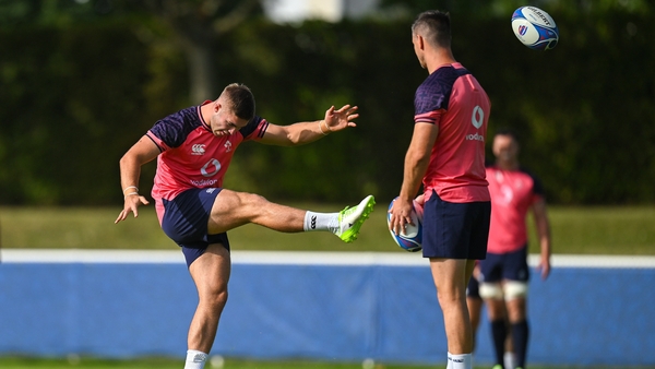 Jonathan Sexton (R) watches as Jack Crowley takes a kick in Ireland training