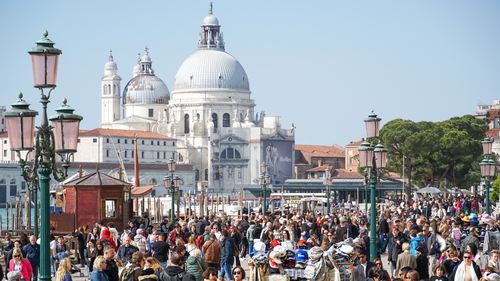 Venice gives green light to testing fee on day tourists