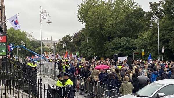 There were around 400-500 protesters on each side along Merrion Square South