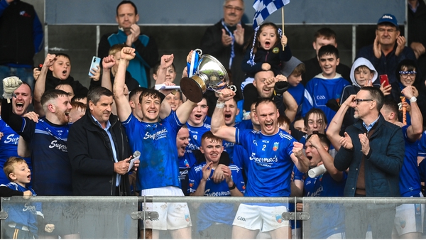 Tullamore lifting the trophy in O'Connor Park