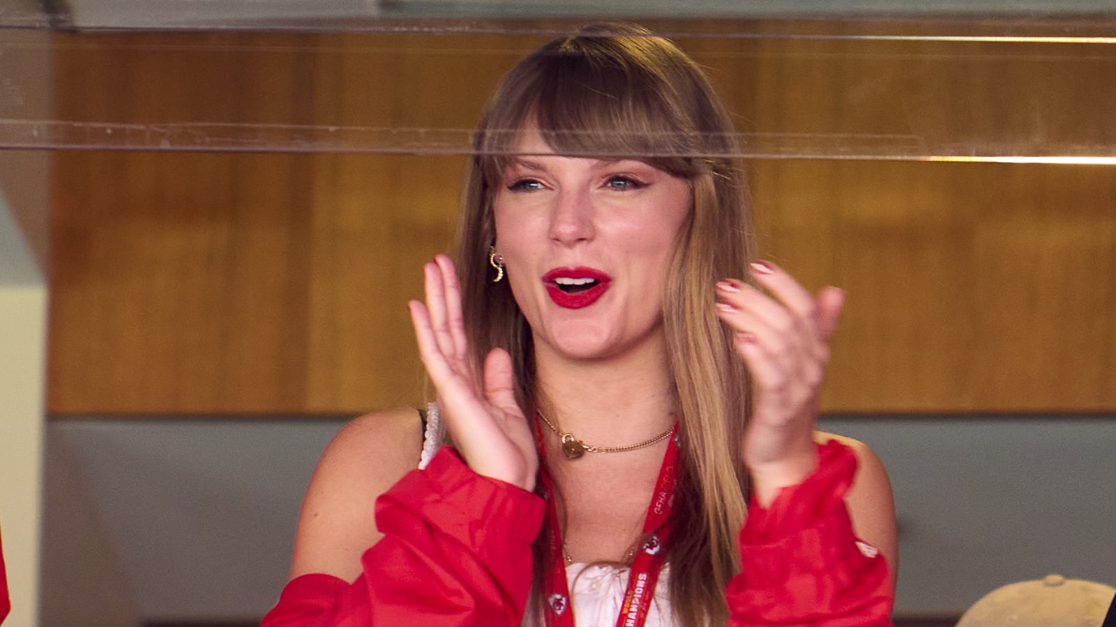 Taylor Swift watches Travis Kelce score as Chiefs dominate Bears