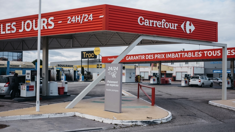 France's Carrefour and E-Leclerc to sell fuel at cost