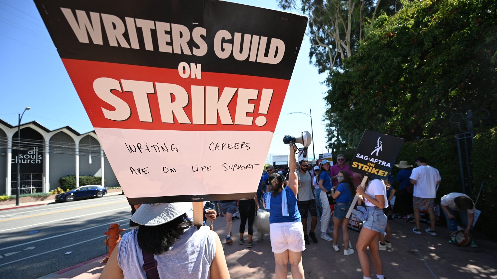 好莱坞编剧罢工因董事会支持交易而解除