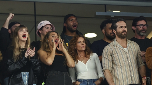 Taylor Swift brings Blake Lively, Ryan Reynolds and Hugh Jackman to Travis  Kelce's Chiefs football game