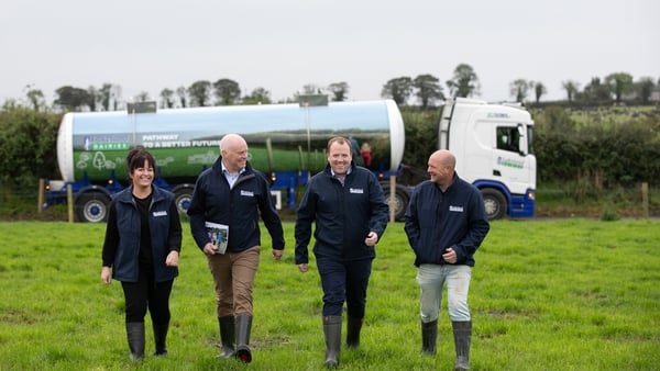 Farmers Geraldine McDonnell (far left) and Alan McDonnell (far right)in Drogheda, Co Louth, with Lakeland Dairies' chairperson Niall Matthews and CEO Colin Kelly