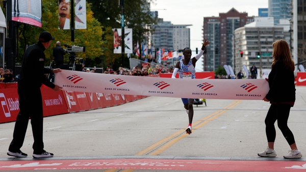 Kelvin Kiptum arrives at the finish line line to win the 2023 Bank of America Chicago Marathon