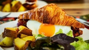 Neven's Recipes - Smoked bacon and egg croissants with red pepper relish