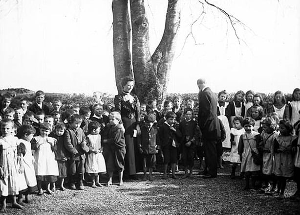 Teachers and pupils from Kilglass National School, Ahascragh, Co. Galway, c. 1902. Photo: National Library of Ireland, CLON486