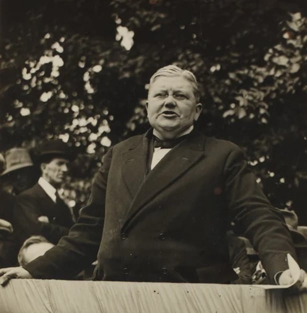 Hugh Kennedy addressing an election rally from a podium on St. Stephen's Green, Dublin 1923. Photo: National Library of Ireland, NLI, KEN7