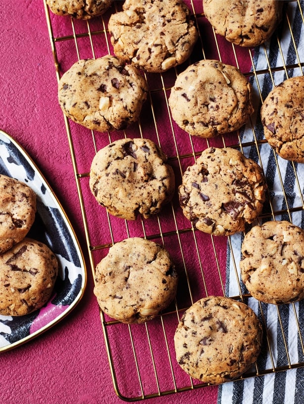 Tahini, almond and chocolate crumble cookies