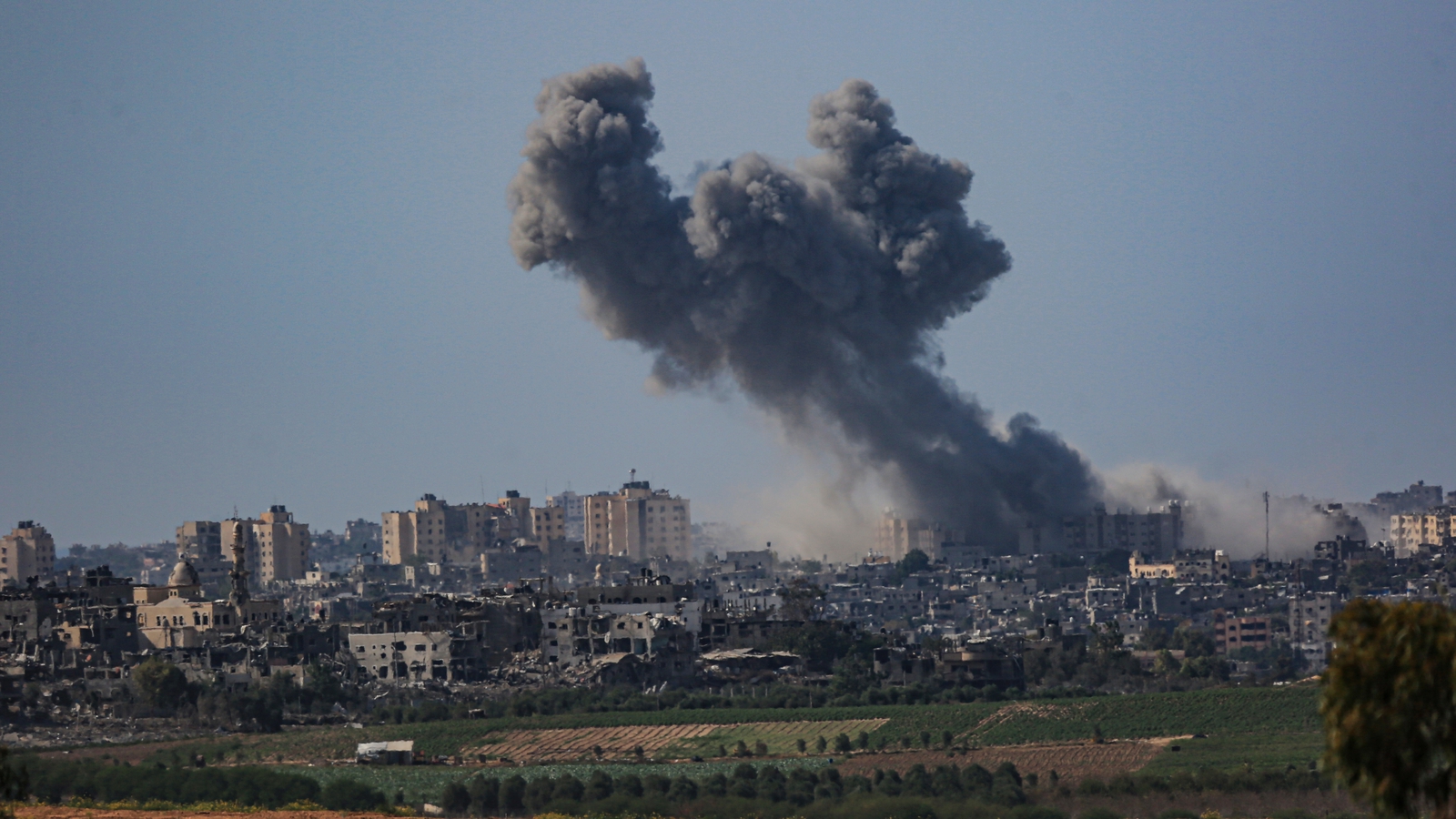 以色列对加沙展开空袭 炮火照亮夜空-搜狐大视野-搜狐新闻