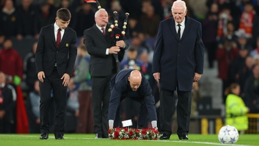 Piper leads emotional Bobby Charlton tribute at Old Trafford