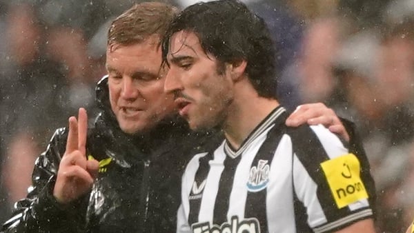 Newcastle United manager Eddie Howe (L) brought Sandro Tonali on as a substitute against Borussia Dortmund on Wednesday