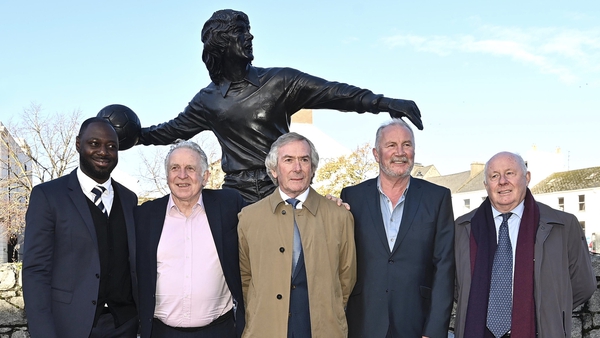 Jennings (centre), with ex-Spurs player Ledley King, former Northern Ireland players Billy Hamilton and Gerry Armstrong and former Ireland and Arsenal player Liam Brady