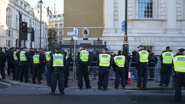 在亲巴勒斯坦抗议游行之前，警察在伦敦市中心白厅的纪念碑前就位