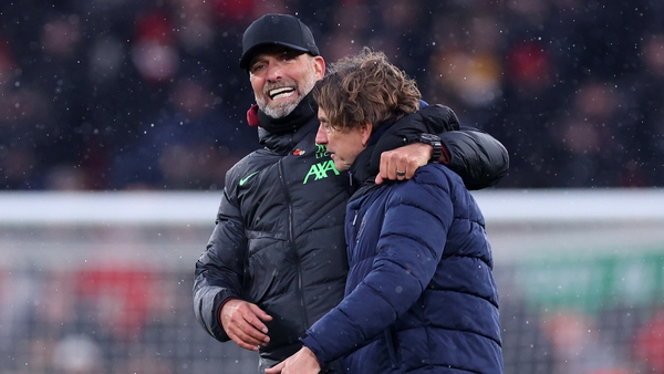 Jurgen Klopp (L) and Brentford manager Thomas Frank