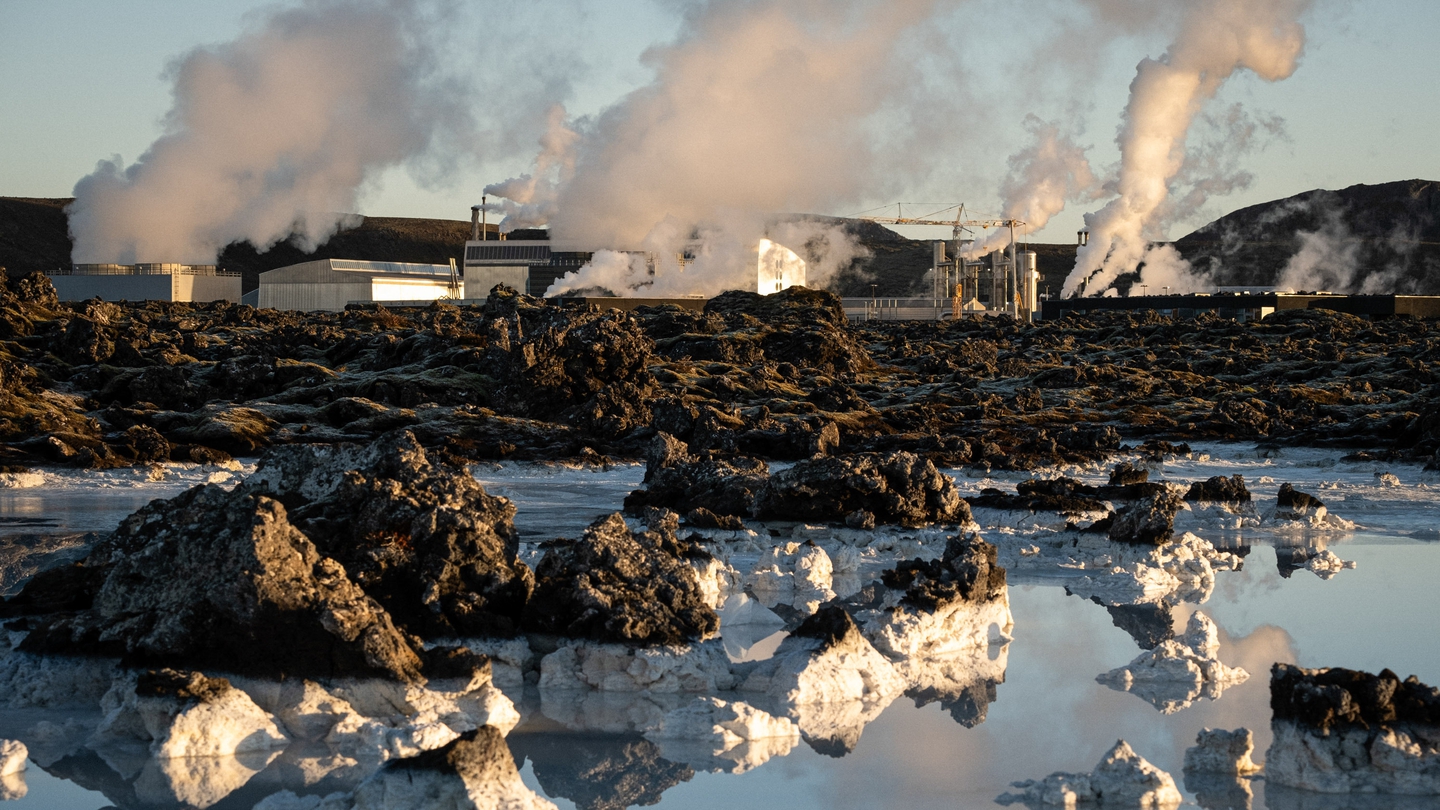 Iceland's Blue Lagoon evacuated ahead of 'imminent' volcanic eruption