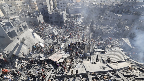 People searching for survivors and bodies of victims in the rubble of buildings destroyed during Israeli airstrikes, in Khan Younis, Gaza. Photo: Mahmud Hams/AFP via Getty Images