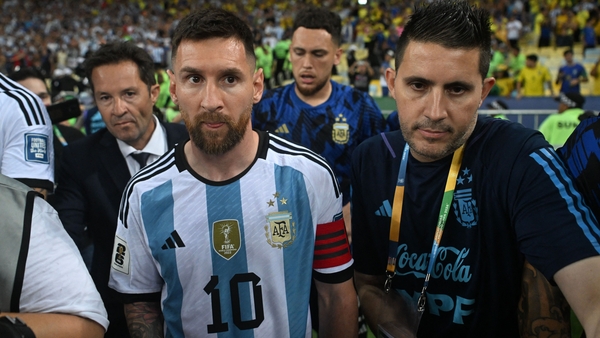 Messi leaves the field due to incidents in the stands before the match