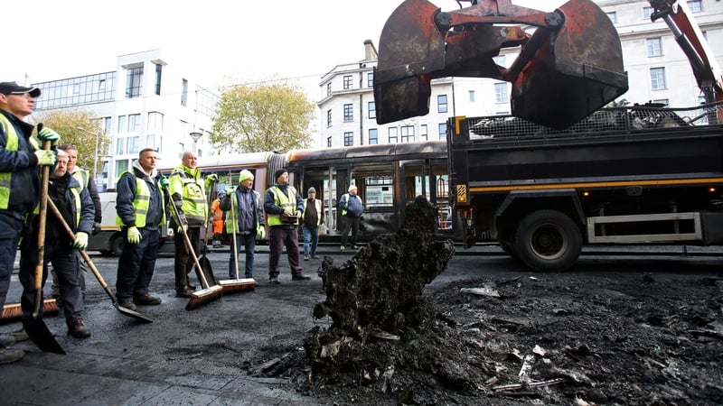 Cuireadh gluaisteáin, busanna agus tram trí thine sna círéibeacha a bhí i mBaile Átha Cliath i mí na Samhna anuraidh