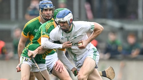 Huw Lawlor of O'Loughlin Gaels (R) battles past Kilcormac-Killoughey's Adam Screeney