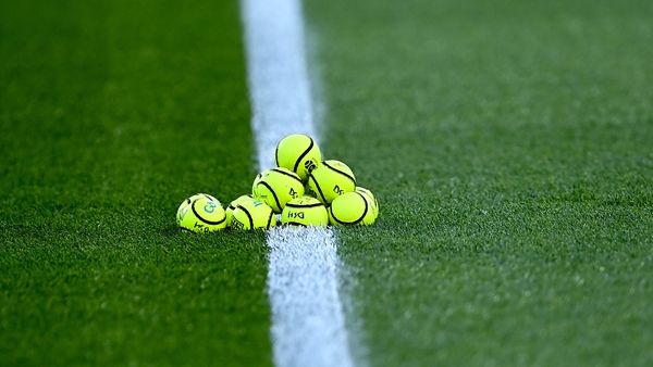 Schmozzle sliotar i lár páirce.