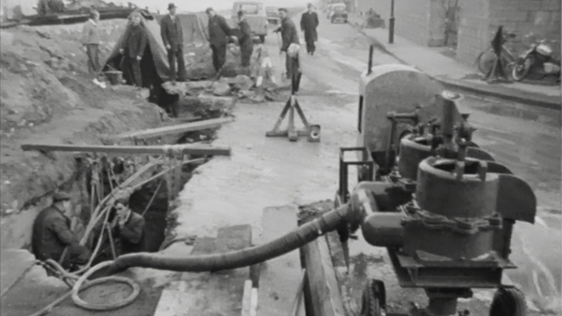 リフィー川の下でパイプの漏れを修理するダブリンコーポレーションの従業員、1964年。