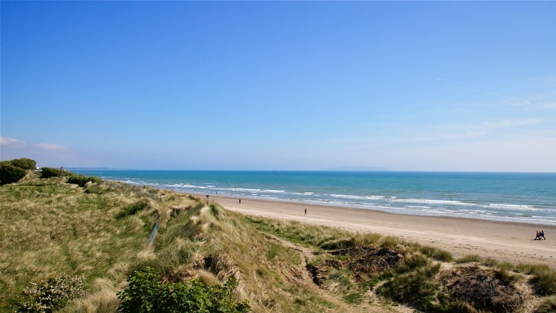 Chuaigh an bhean i dtrioblóid agus í ag snámh amach ó chósta Thuaisceart Bhaile Átha Cliath tráthnóna inniu (file pic)