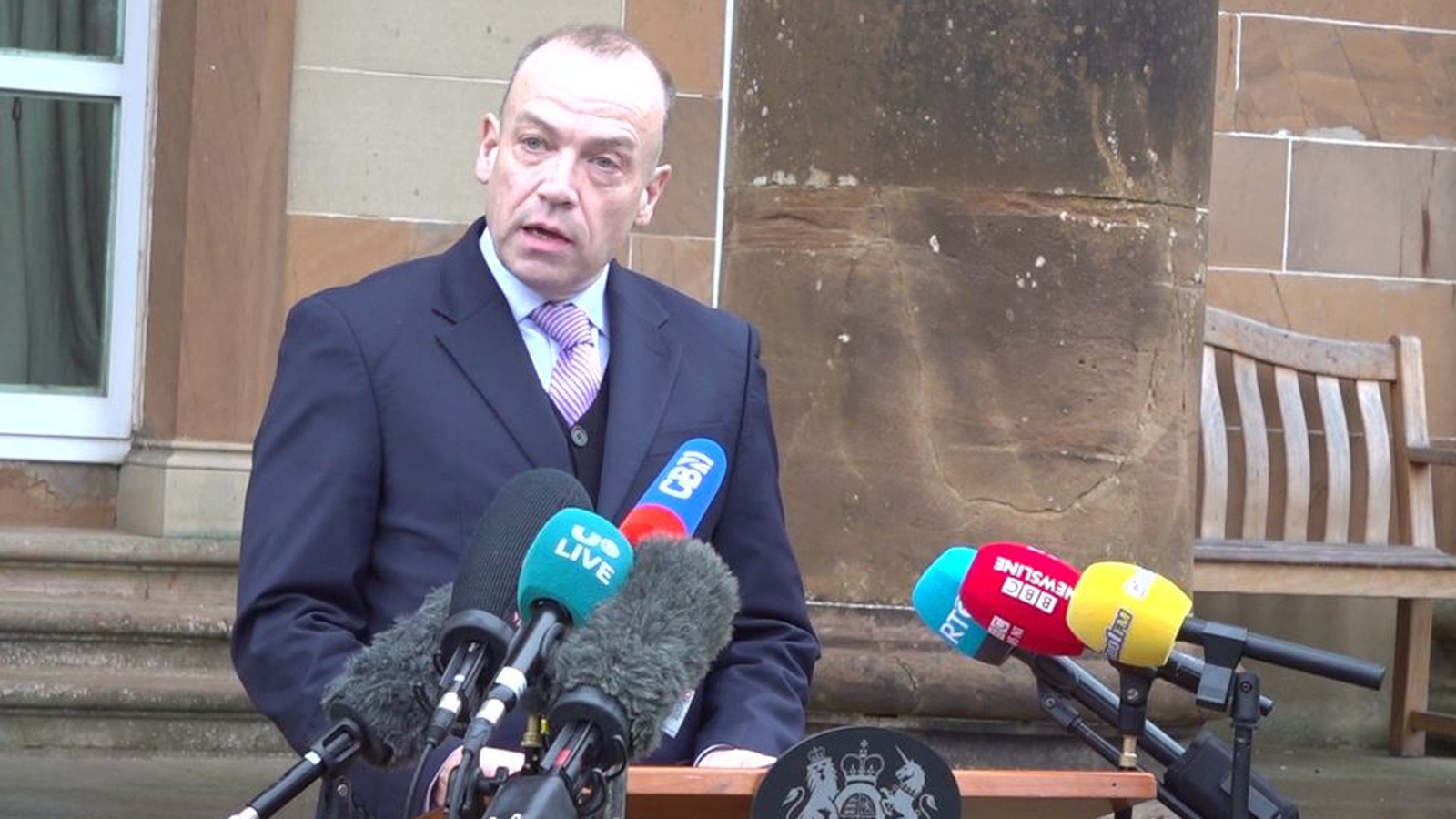 UK govt offers financial package to aid Stormont return