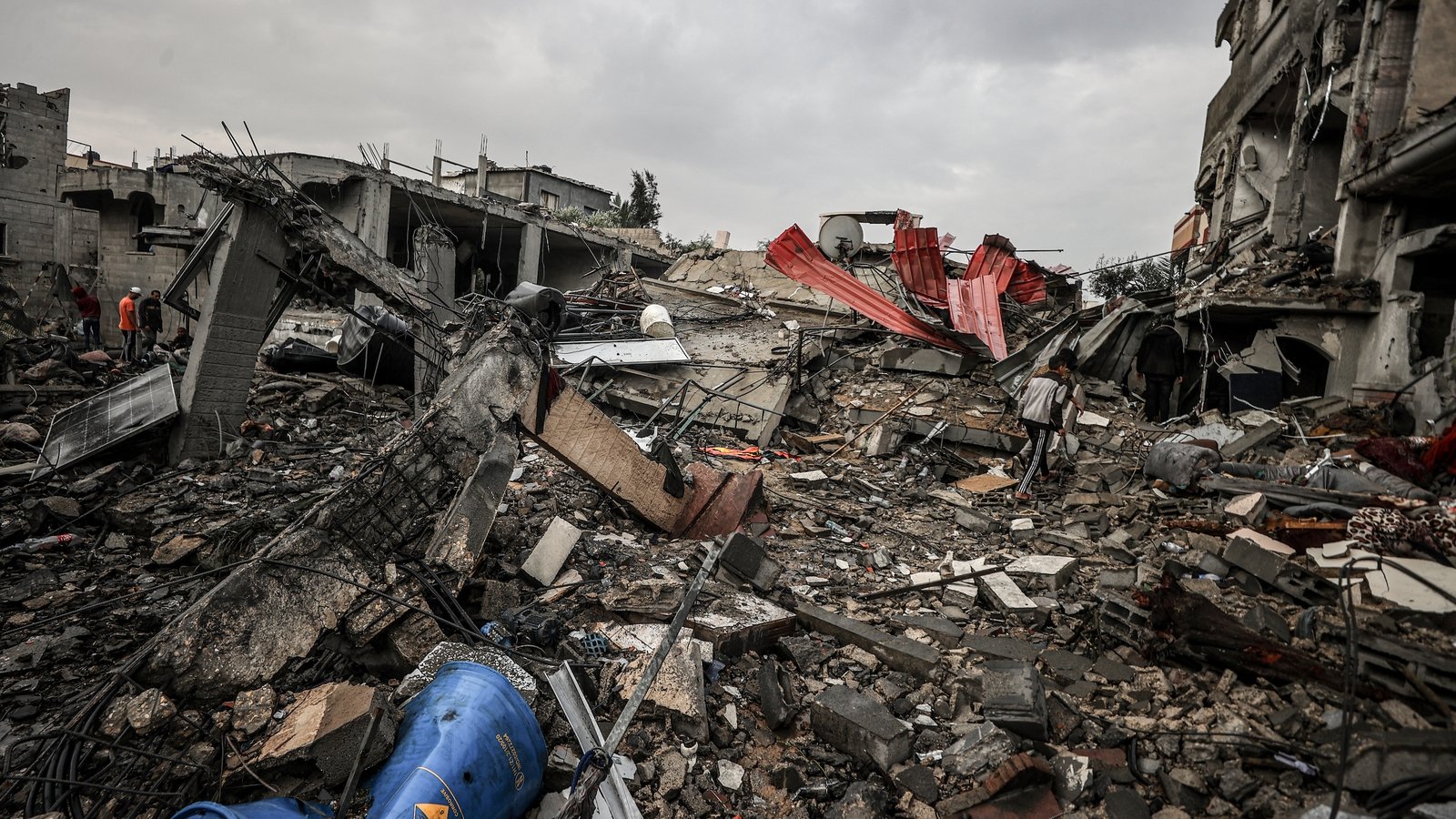 Netanyahu visits Gaza, vows to intensify fighting