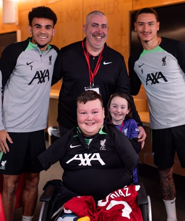 Dáire Gorman with his sister Aoife, dad Kenny and some of the Liverpool squad members