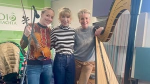 Seán Rocks in studio with Muireann NicAmhlaoibh, Aoife Ní Bhriain and Catrin Finch