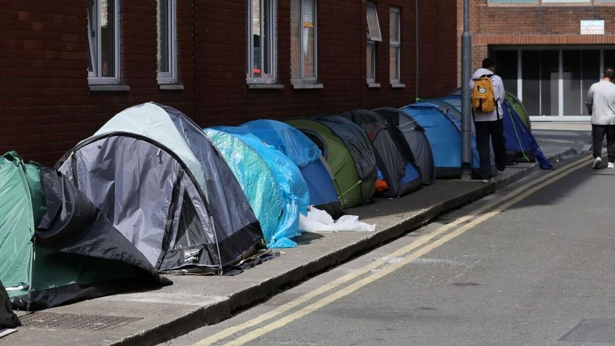 Government to acquire up to six new centres for asylum