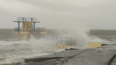 Storm Isha hits Salthill, Co Galway amid Status Red warning